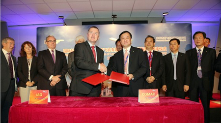 中国商飞与国际航空集团在范堡罗航展签署