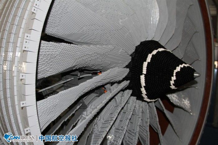 罗-罗用15万块积木打造最新引擎模型