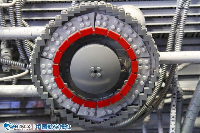 罗-罗用15万块积木打造最新引擎模型