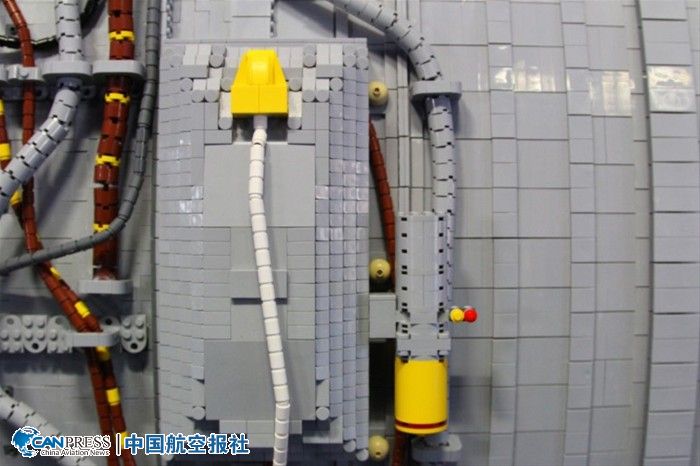 罗-罗用15万块积木打造最新引擎模型