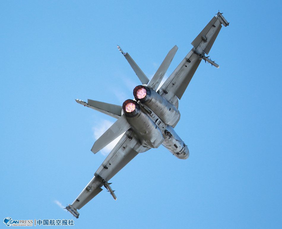 美军超级大黄蜂F18舰载机特技飞行表演