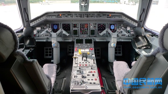 机舱,厨房及盥洗室也选用了新装饰材料