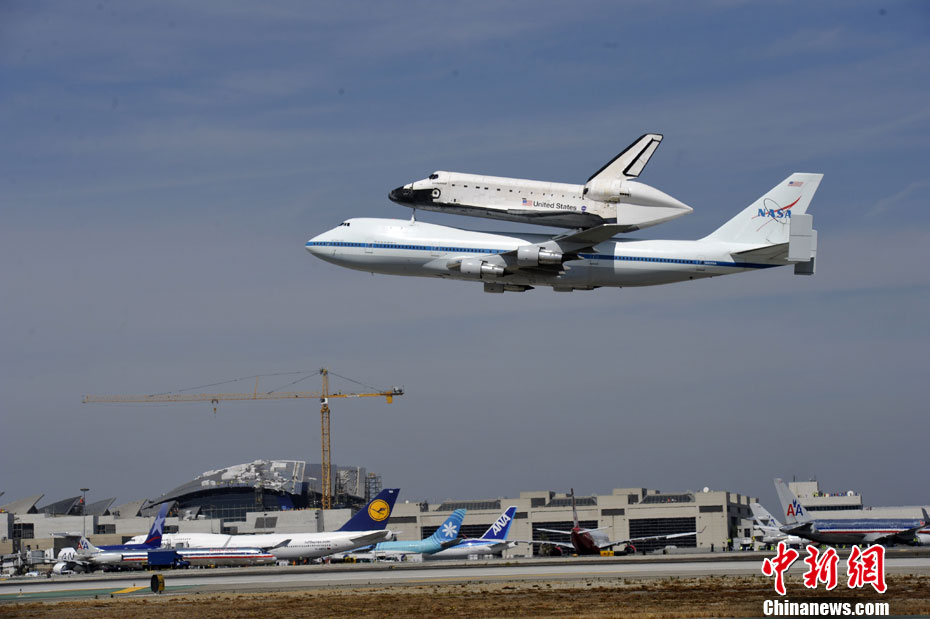 美国奋进号航天飞机返回诞生地洛杉矶