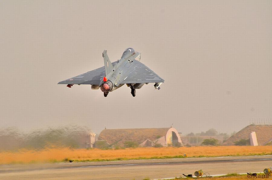 印度国产LCA战斗机惊现大块掉漆