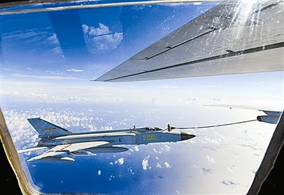 我军歼8战机空中加油