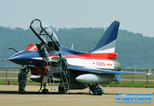 八一飞行表演队亮相第九届中国珠海航展