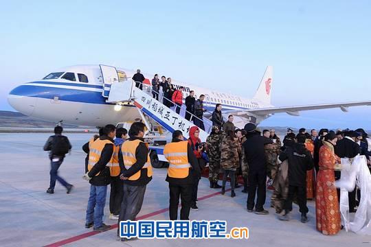 世界最高海拔4410米机场 稻城亚丁机场试飞成