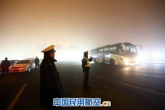 昆明机场大雾致440个航班取消 滞留7500名旅