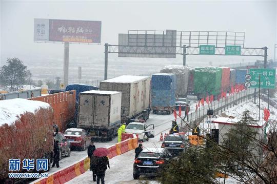 大雪致沪昆高速昌樟段车辆滞留数公里 从3日至4日,中国南方浙江、江西、贵州和湖南等多个省份迎来低温雨雪天气,2013年的第一场大雪给当地带来冬日美景的同时,也对道路、航空等多方面交通带来阻碍。 1月3日晨至4日,浙江省中北部地区持续降雪超过24小时,导致道路积雪结冰严重,浙江省气象台于4日6时50分发布今年首个道路结冰橙色预警。 4日是元旦节日假期后上班第一天,整个浙江却被雨雪笼罩,部分地区自3日早晨7时开始飘起的雪花一直没有停歇。一早,很多人发现,汽车已经被厚厚的积雪覆盖,车门被冻住。