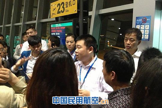 雷雨致深圳机场航班大面积延误 旅客情绪激动