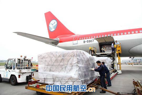 川航备29架飞机 用于救灾物资运输和伤员救治