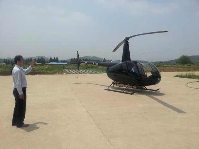 出动罗宾逊r44直升机 齐翔通航在临沂开展飞防