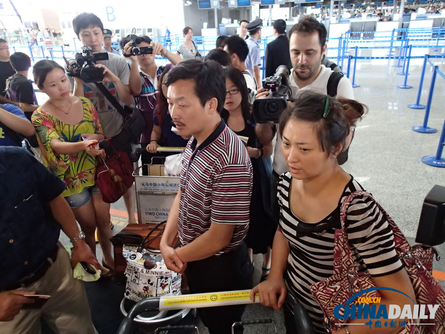 韩亚航空飞行事故遇难者家属在上海登机赴美