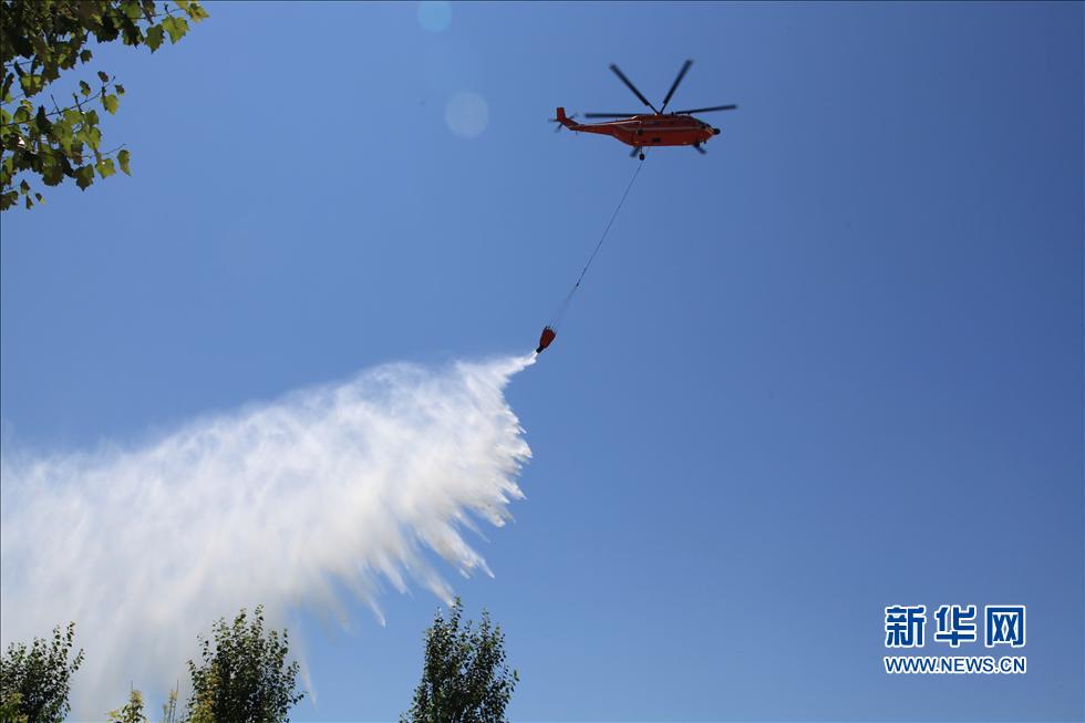 高清:武警森林直升机支队进行吊桶灭火训练