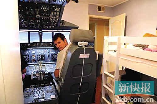 父亲在孩子卧室造波音737驾驶舱 可模拟飞行