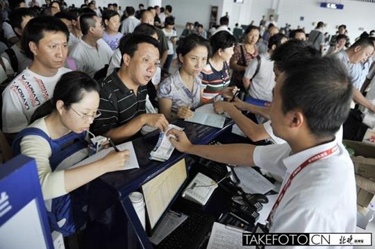 空怒族养成记:航班频延误 长时间等待无人管