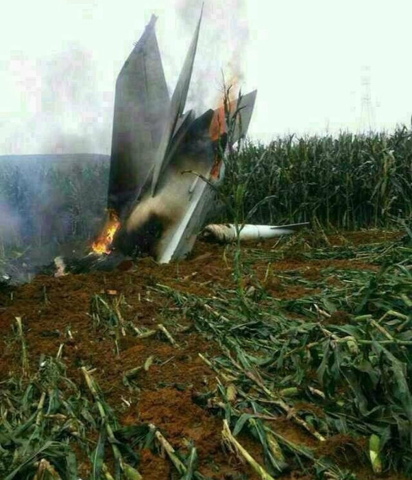 组图:网友称军用飞机在大连坠毁