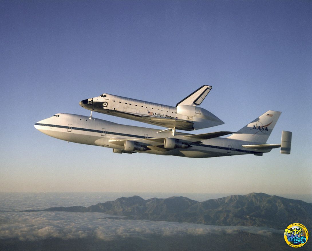 波音747背着亚特兰蒂斯号航天飞机