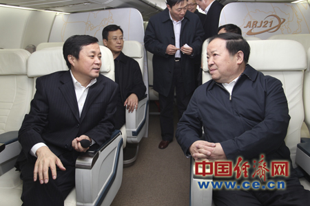 周伯华局长一行参观ARJ21-700飞机展示样机