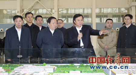 周伯华局长一行察看总装制造中心规划方案