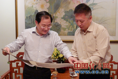 金壮龙董事长向段洁龙总领事赠送纪念品。