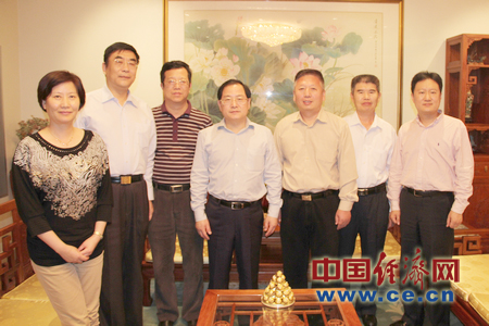 金壮龙董事长一行与段洁龙总领事等合影