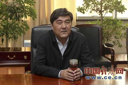 新疆自治区主席努尔·白克力与中国商飞金壮龙