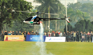 直升机场地赛精彩不断航模表演玩出新花样_专