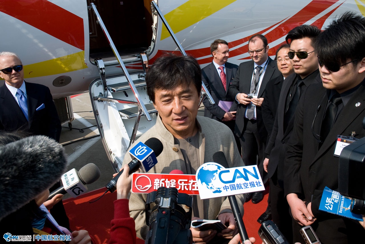 成龙出席Legacy 650剪彩活动_专题:2012亚洲