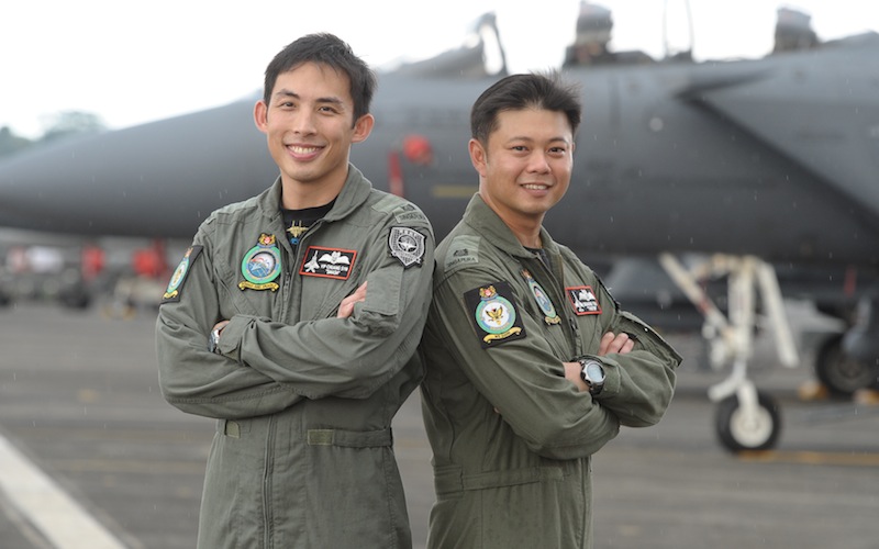 新加坡空军飞行员合影留念_专题:2012亚洲公