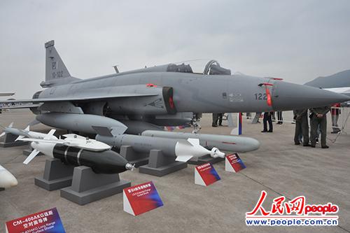 2012年11月15日, 巴基斯坦空军"黑蜘蛛"中队编号122的JF-17型"雷电"战斗机在第九届中国航展上静态展示。
摄影: 人民网阿文记者 翟转丽