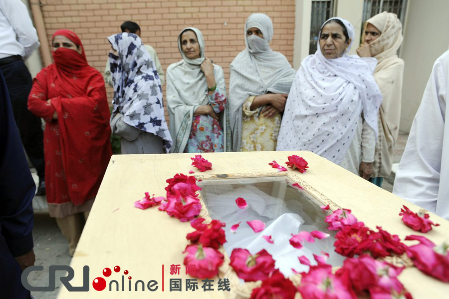 遗体 巴基斯坦/当地时间2012年4月21日，巴基斯坦阿伯塔巴德，遇难者遗体抬着...