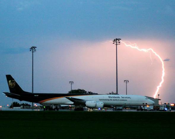 飞机如何抵挡天打雷劈?