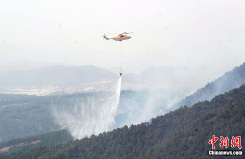 云南晋宁山火持续50小时 米-26等三架直升机灭火