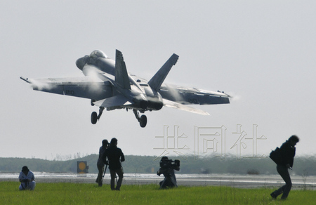 驻日美军展示航空母舰舰载机陆上起降训练(图)