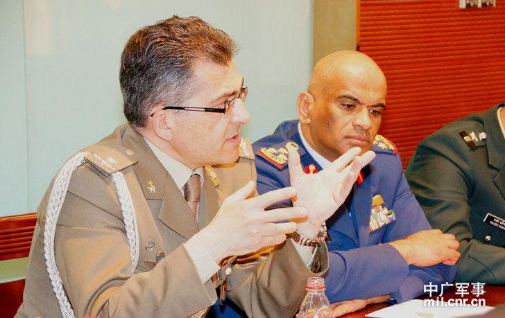 驻华武官参观中国飞豹部队 6名女战机飞行员成