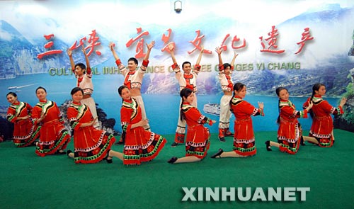 11月5日,在展览开幕式上,土家儿女跳起了巴山舞蹈。当日,作为第八届中国艺术节主要群众文艺系列展演活动之一的“宜昌市非物质文化遗产保护成果展”在湖北省宜昌市免费开放,展出的各种实物和音像资料生动展示了三峡地域各项非物质文化遗产资源的保护与传承状况。