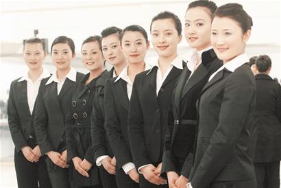 探秘成都"奥运空乘"培训:咬着筷子练笑功(图)