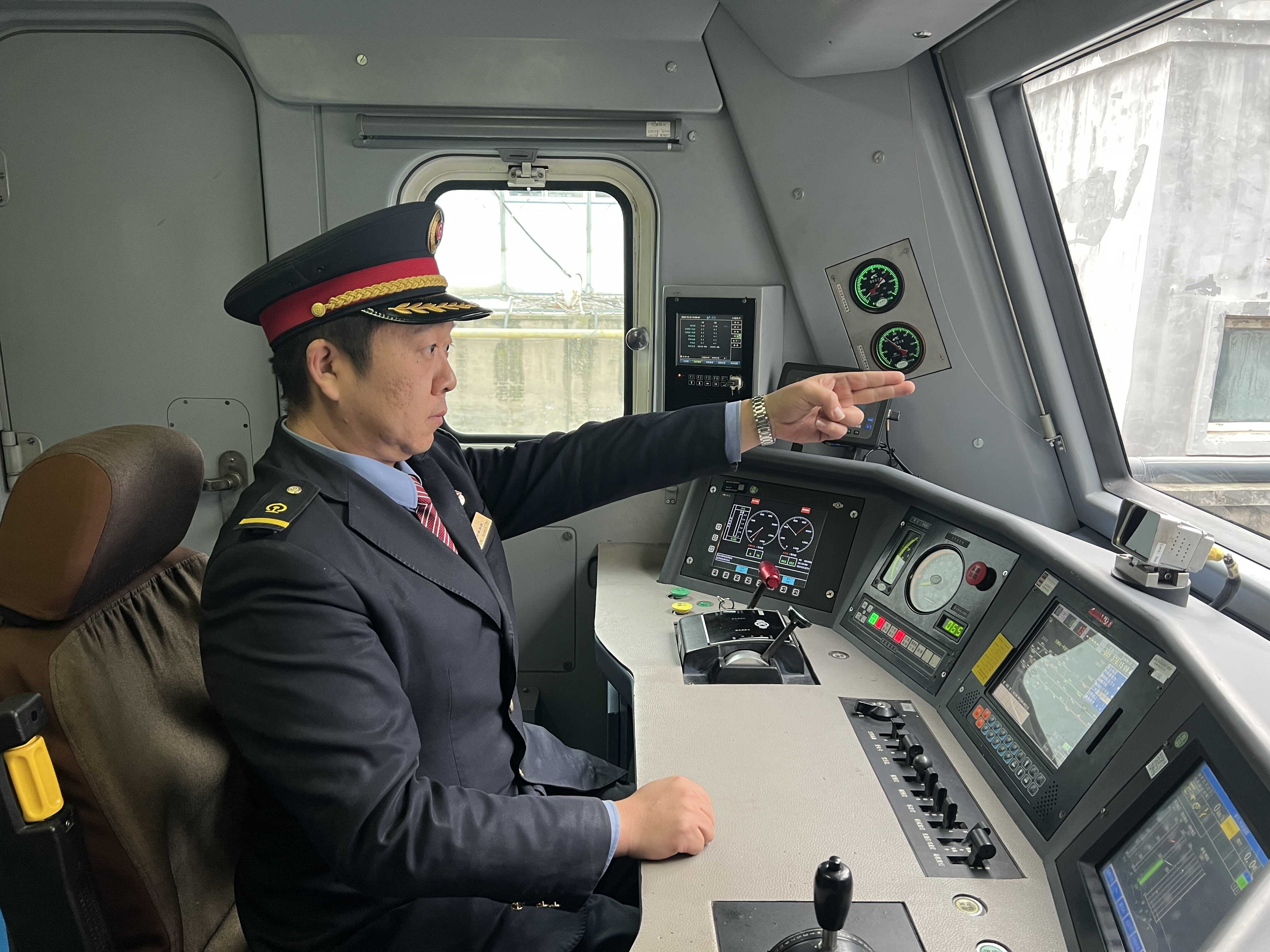 2. 让“津旅时光”成为百姓“幸福时光”——清明坚守铁道线 旅客安心踏归途.jpg