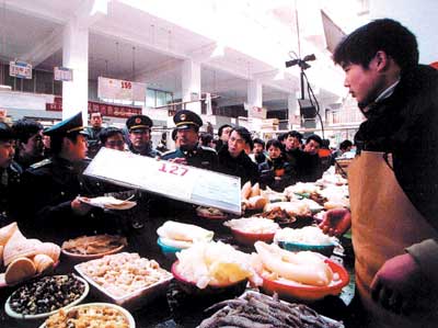 食品抽检令人忧 为保安全节前食品纠纷先行赔