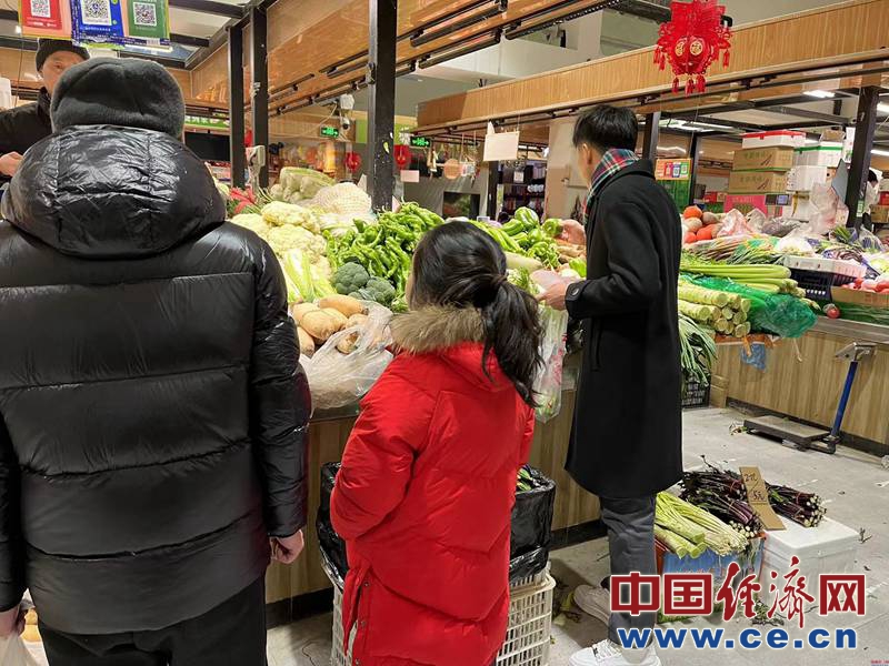 【新春走基层】市场果蔬供应足 居民节前采购忙