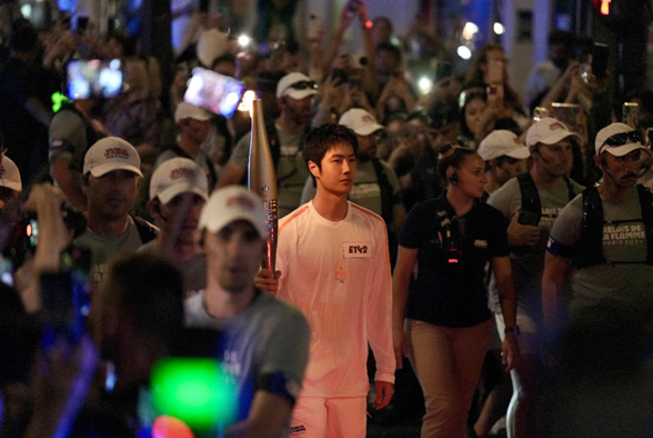 半岛官网中国力量闪耀巴黎蒙牛纯甄品牌代言人王一博传递奥运圣火(图1)
