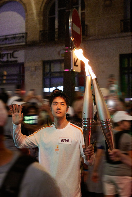 半岛官网中国力量闪耀巴黎蒙牛纯甄品牌代言人王一博传递奥运圣火(图2)