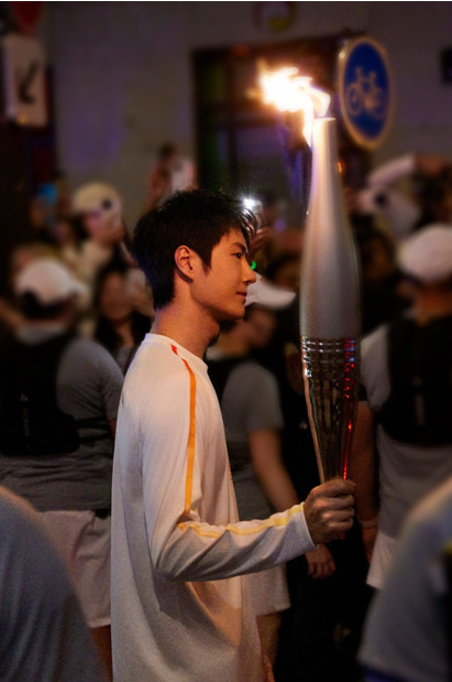 半岛官网中国力量闪耀巴黎蒙牛纯甄品牌代言人王一博传递奥运圣火(图3)