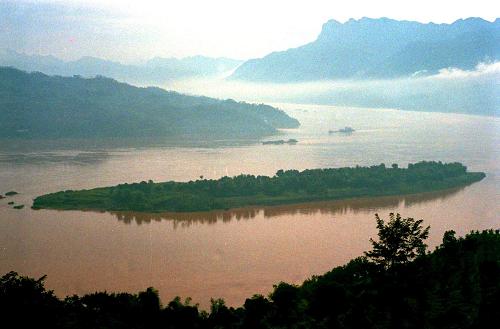千秋三峡 世纪伟业——三峡工程见证新中国60年发展足迹 这是中堡岛的原始地貌(资料照片)。三峡工程于1994年12月14日正式开工,工程采用分期导流方式,分三期进行施工,以中堡岛为分界点向两侧延伸,分别修建左岸和右岸大坝。 “截断巫山云雨,高峡出平湖”,随着设计建设任务的如期完成,历经近17年的建设,举世瞩目的三峡工程将一代伟人的豪迈设想变为现实。承载着共和国水利辉煌梦想的三峡工程,铸就了惠及千秋的民生水利。 三峡工程凝聚了几代中央领导集体和全国人民的智慧与力量。1978年至1988年,三峡工程基本完成了建设的决策准备;1988年至1998年,三峡工程正式开工并实现大江截流;1998年至2008年,三峡枢纽主体工程、输变电工程和移民工作基本完成,三峡水库实现了175米蓄水的最终目标条件,使梦想变为现实。 新华社发