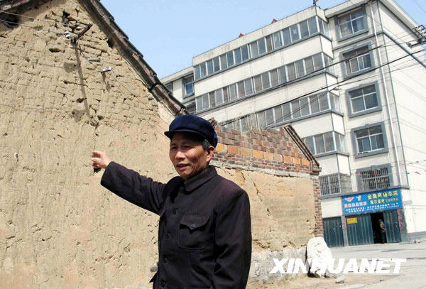 山东省临沂市兰山区义堂镇的新旧农民住宅对比(2005年5月12日摄)。山东一些农村积极探索就地实现城市化的路子,避免了大批农民涌入城市,也使农村建设缺乏规划、浪费土地严重的问题得到解决,投向农村基础设施的财政资金得到了更好的利用。