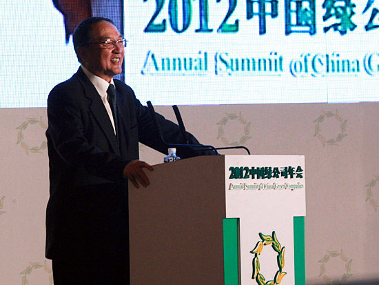 ���й���ҵ�Ҿ��ֲ�����ġ�2012���й��̹�˾��ᡱ��2012��4��21��-23���ں����人���С���ͼΪ�й���ҵ�Ҿ��ֲ����³�������ع����޹�˾���³����ܲá����뼯�Ŵ�ʼ�ˡ��������³�����־��(ͼƬ��Դ�����˲ƾ� ���� ��)