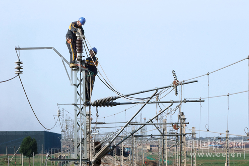 铁路线上的蜘蛛侠_中国经济网――国家经济