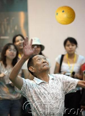 每天下午五点半,袁隆平都会到研究中的排球场与其他教职工打气