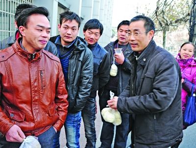 男子自掏万元每天为排队买票陌生人送早餐(图)
